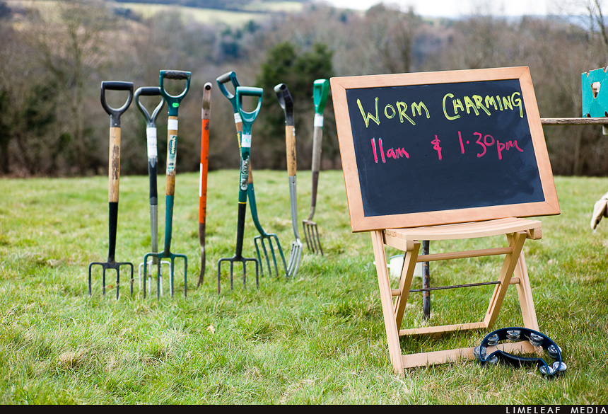 Worm charming with forks